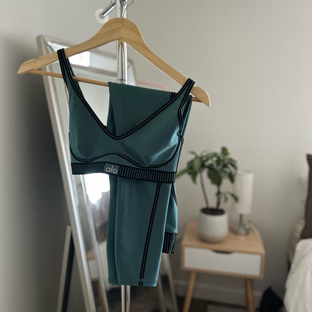 Alo l Ivy Leggings & Bra SET LIKE NEW - Picture 2 of 9